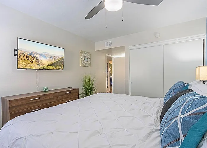Free Parking King Bed Walk To Dining & Shops